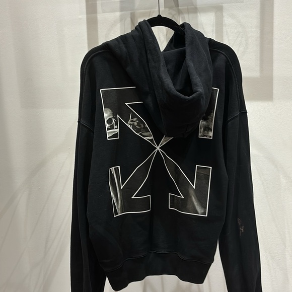 OFF-WHITE
PERMANENT PRINTED CARAVAGGIO ARROW HOODIE - Picture 2 of 3